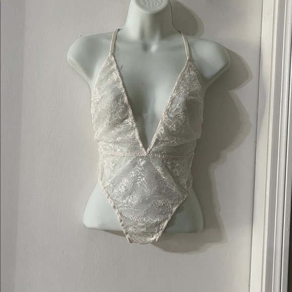 Victoria's Secret Lace Bodysuit in white - Picture 1 of 5